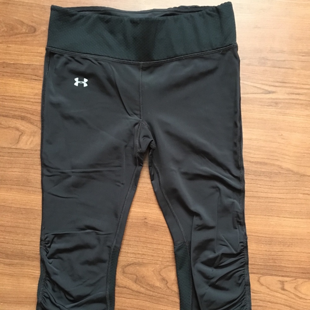 Under Armour running crop